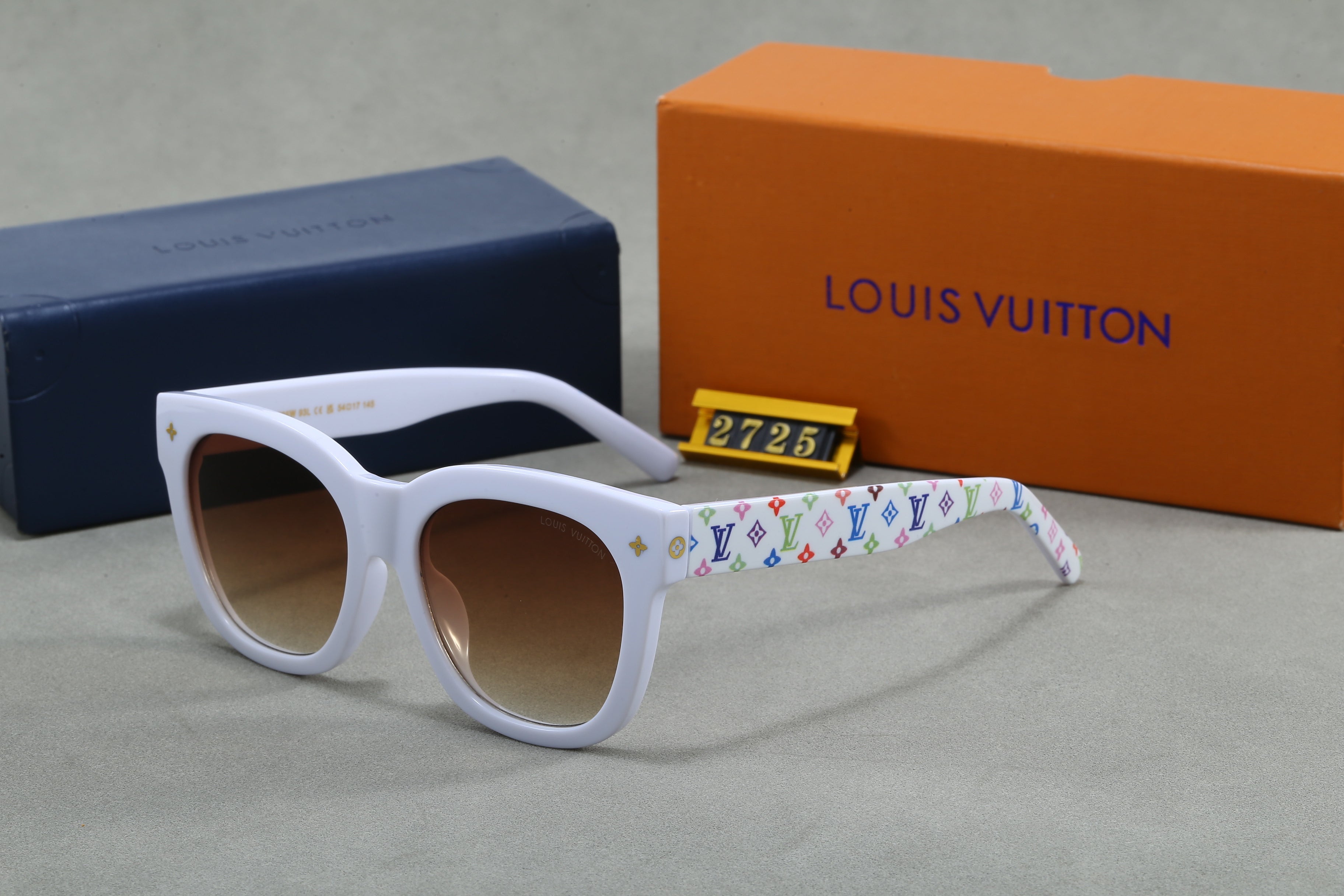 Louis vuitton New European and American style thick-rimmed high-end sunglasses 2725 Cat-Eye