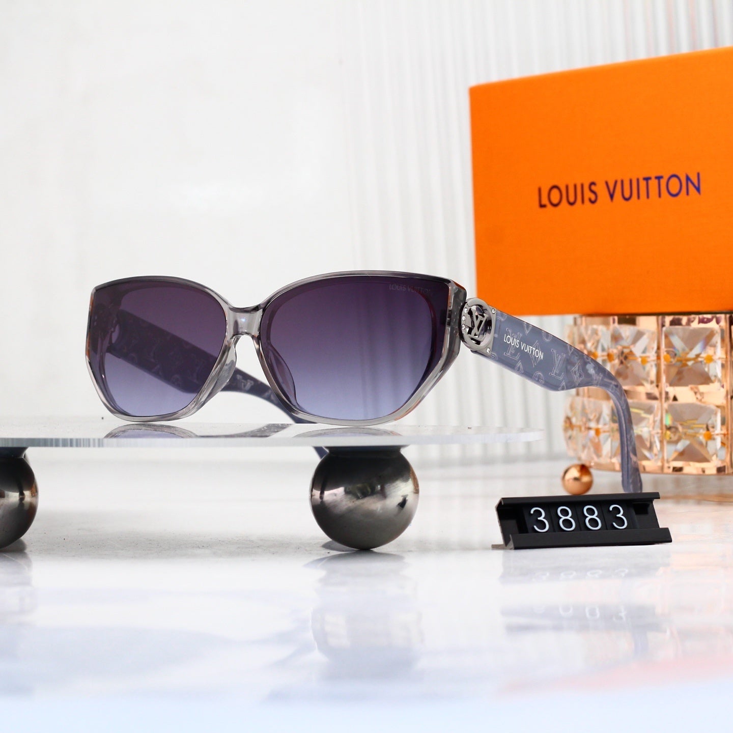 Louis vuitton V-Logo Oversized Sunglasses with Monogram Temples (Model 3883) Cat-Eye