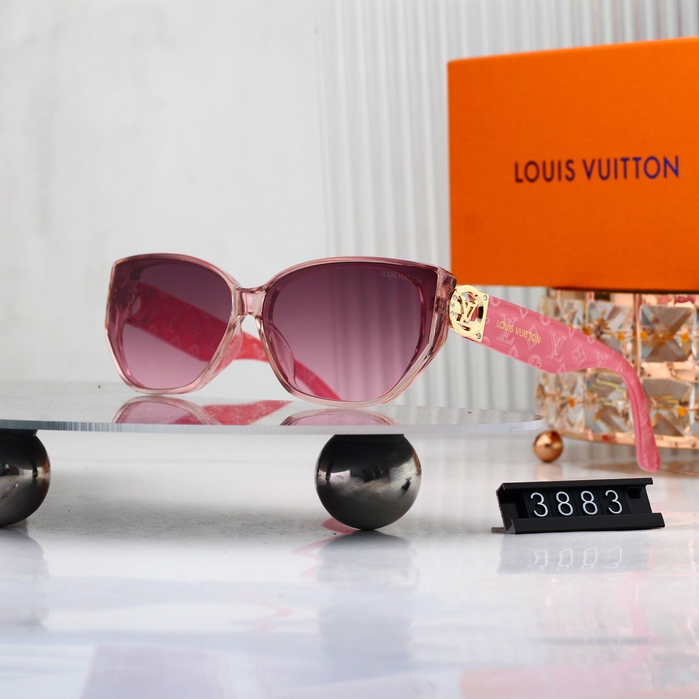 Louis vuitton V-Logo Oversized Sunglasses with Monogram Temples (Model 3883) Cat-Eye