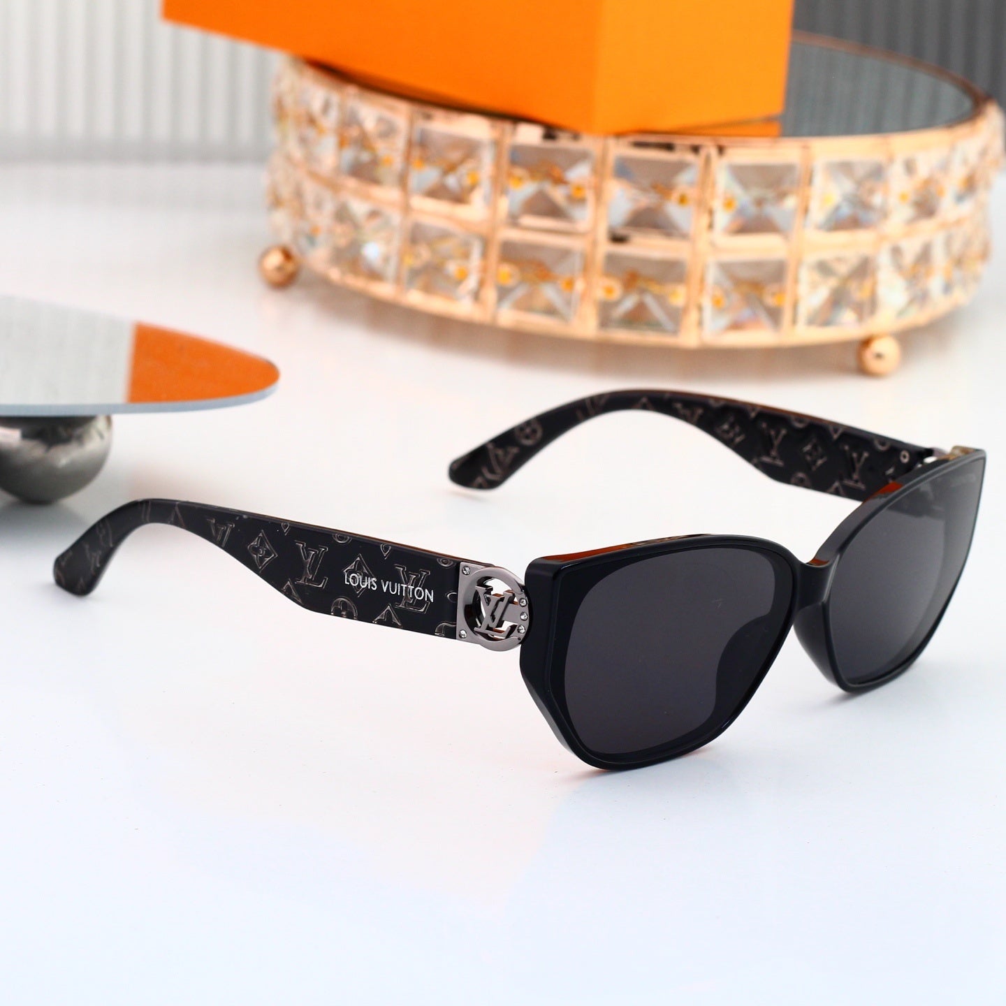 Louis vuitton V-Logo Oversized Sunglasses with Monogram Temples (Model 3883) Cat-Eye